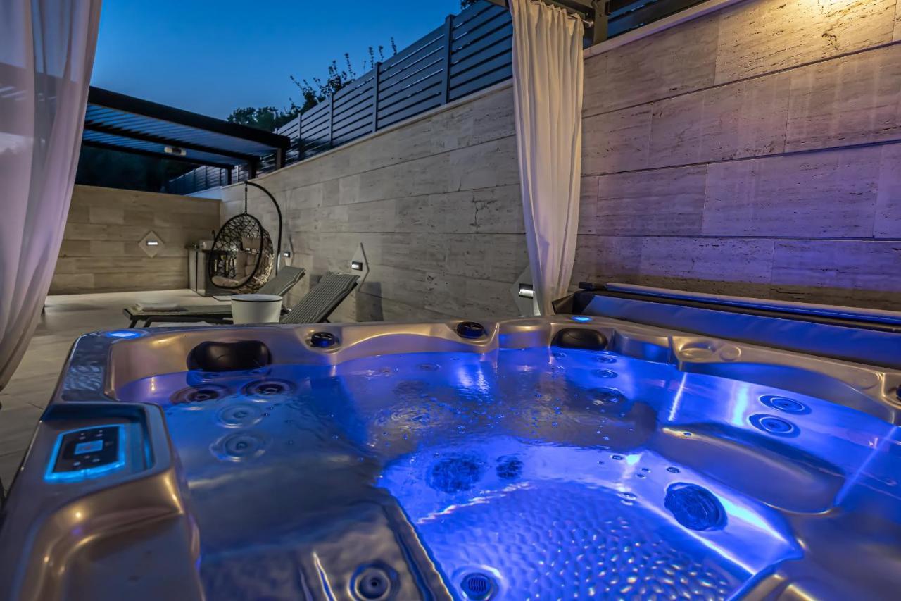 Villa Marassi With Heated Pool, Hot Tub And Sauna ツリクヴェニツァ エクステリア 写真